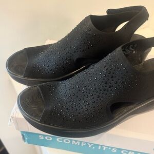 Bzees Women's Black Open-Toe Sandals